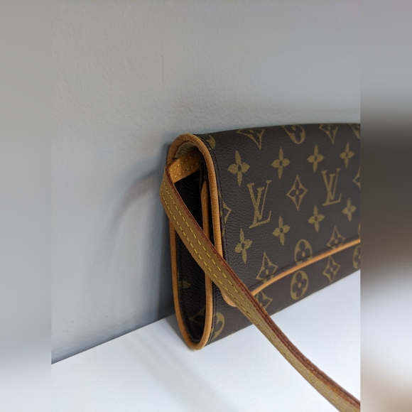 Vintage Louis Vuitton Pochette  "LIVE SHOW TODAY" - Picture 2 of 11